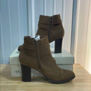 Style and Co Women’s Stylish Brown Ankle Boots Size 11